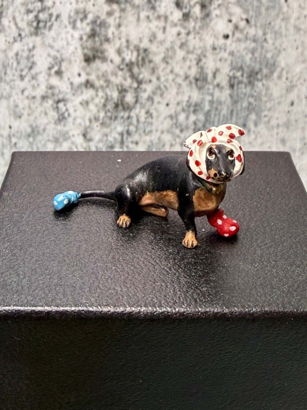 Bermann Vienna cold-painted bronze dachshund with sore paw tooth tail figurine